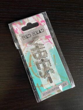 TIGI “VIBES” Hair Clip